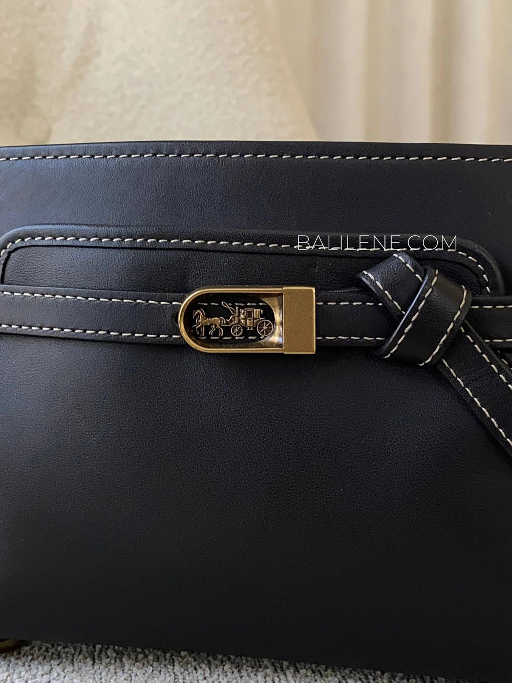 detail-depan-Coach-Tate-18-Crossbody-Black-balilene