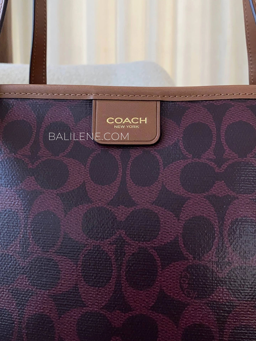 detail-depan-Coach-Taxi-Tote-Bag-In-Signature-Canvas-Black-Currant-Sable-balilene