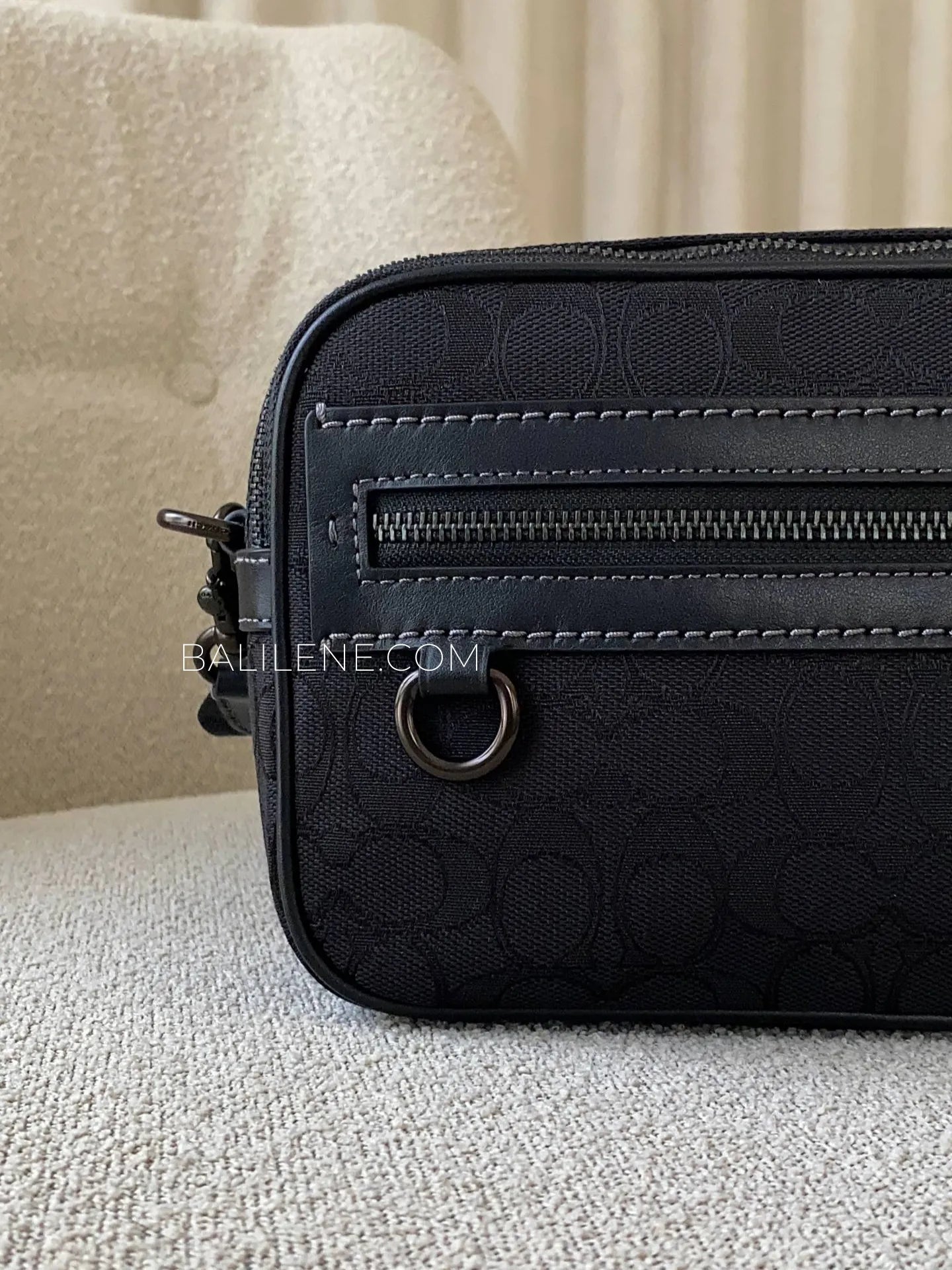 detail-depan-Coach-Theo-Camera-Bag-In-Signature-Jacquard-Black-balilene