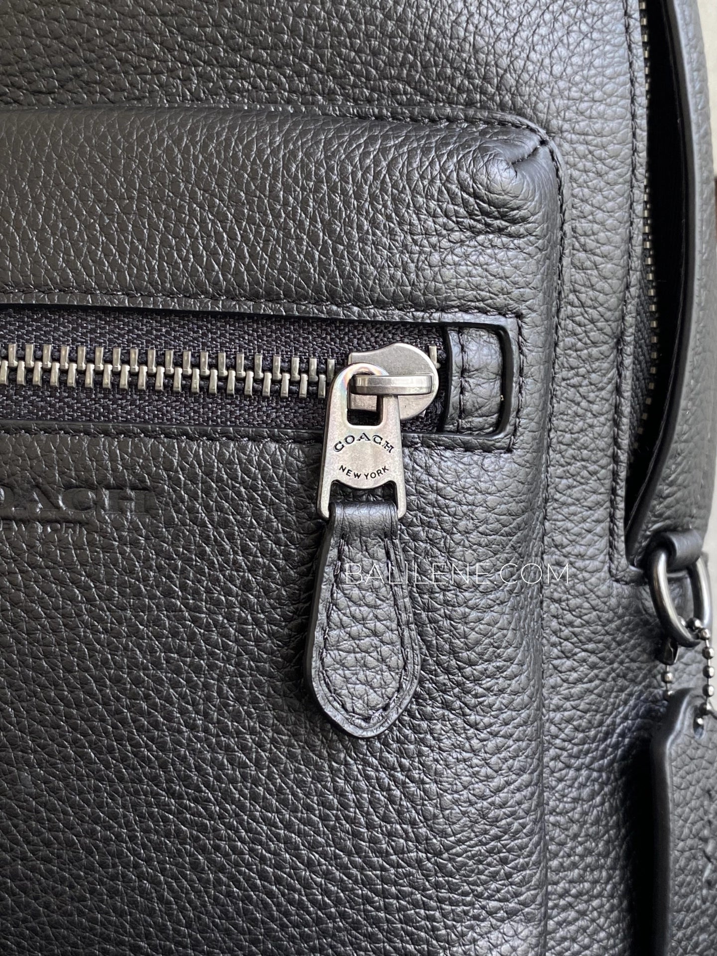detail-depan-Coach-West-Pack-Leather-Black-balilene