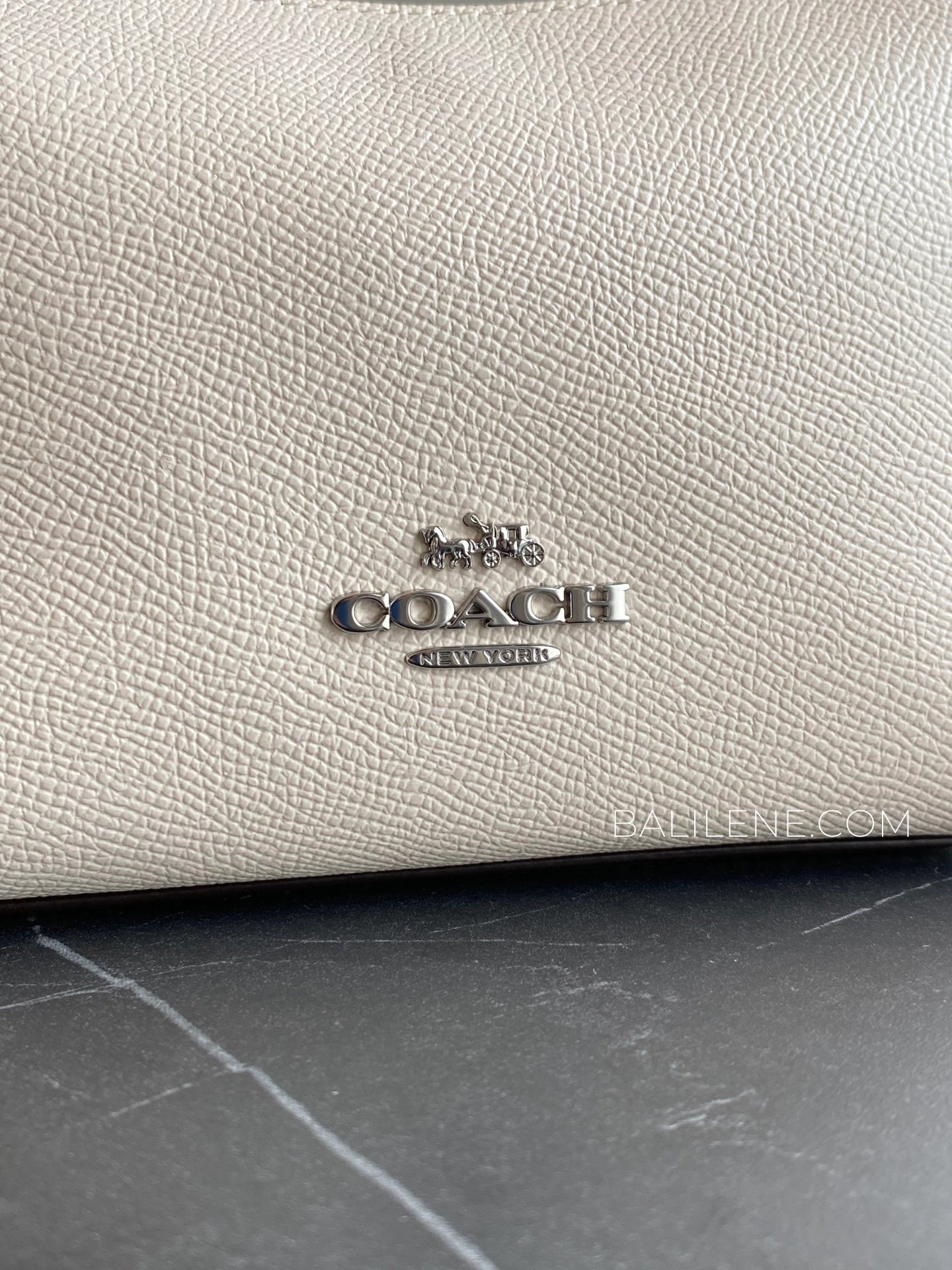 detail-depan-Coach-Zip-Crossbody-Bag-Crossgrain-Leather-Chalk-balilene