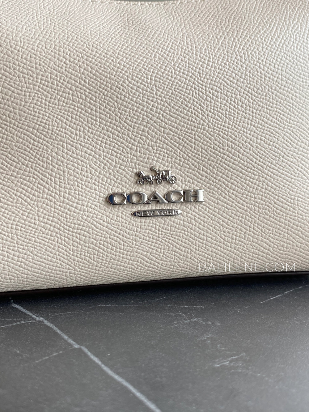 detail-depan-Coach-Zip-Crossbody-Bag-Crossgrain-Leather-Chalk-balilene