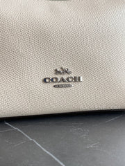 detail-depan-Coach-Zip-Crossbody-Bag-Crossgrain-Leather-Chalk-balilene