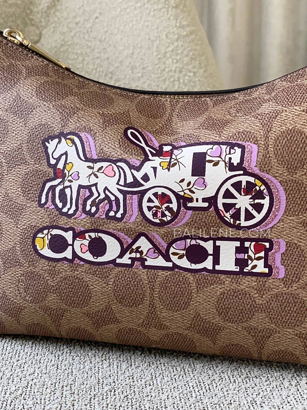 detail-depan-Coach-Zip-Top-Shoulder-Bag-In-Signature-Canvas-With-Horse-And-Carriage-Print-Tan-Black-Cherry-balilene