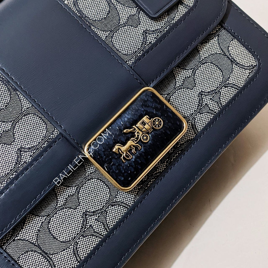 detail-depan-Coach- Alie- Shoulder -Bag- in -Signature -Jacquard- With -Snakeskin -Detail- Midnight- Navy