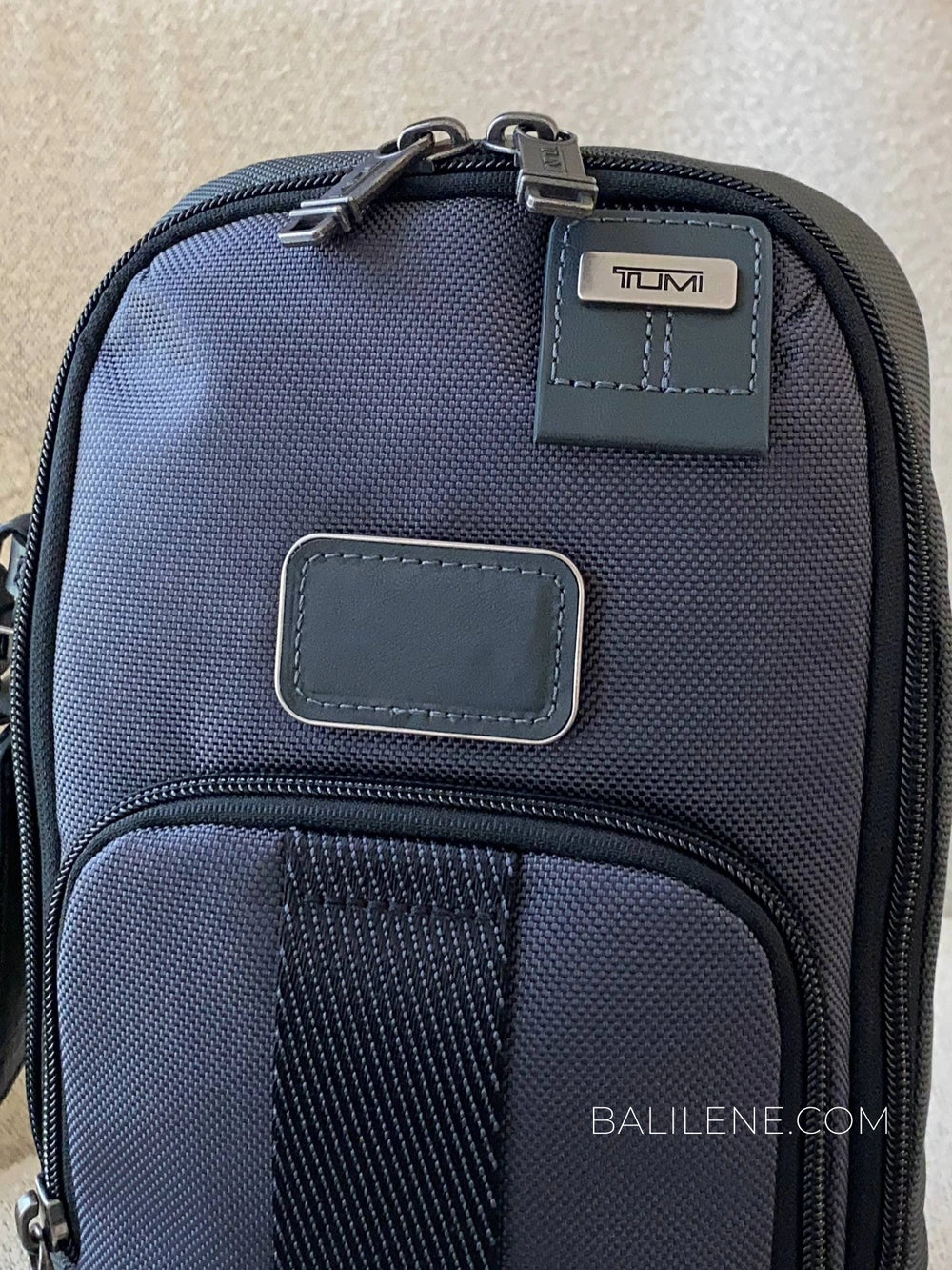 detail-depan-Fife-Slim-Sling-Bag-Seal-Grey-TUMI-balilene