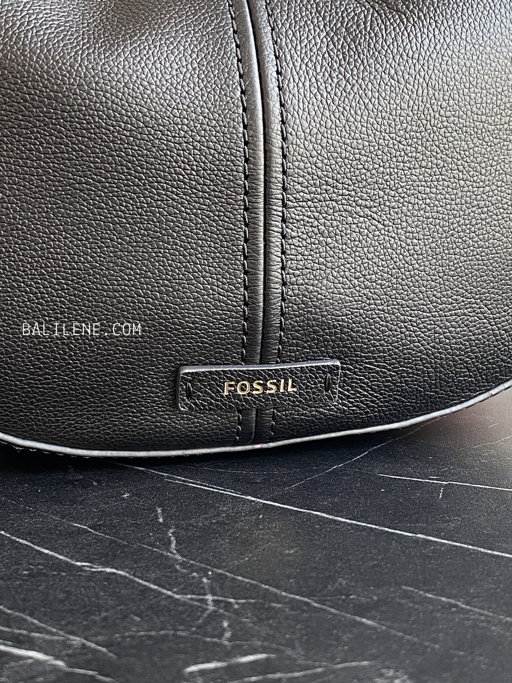 detail-depan-Fossil-Shae-Large-Hobo-Black-balilene