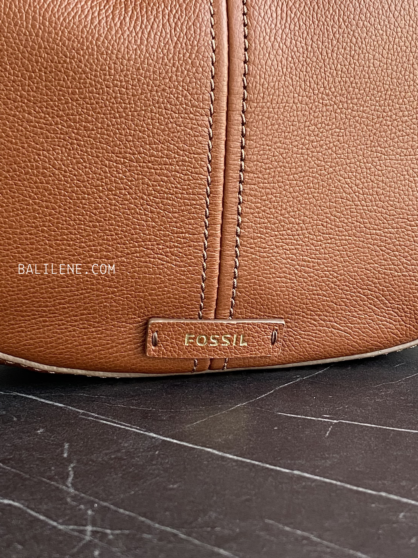detail-depan-Fossil-Shae-Large-Hobo-Brown-balilene