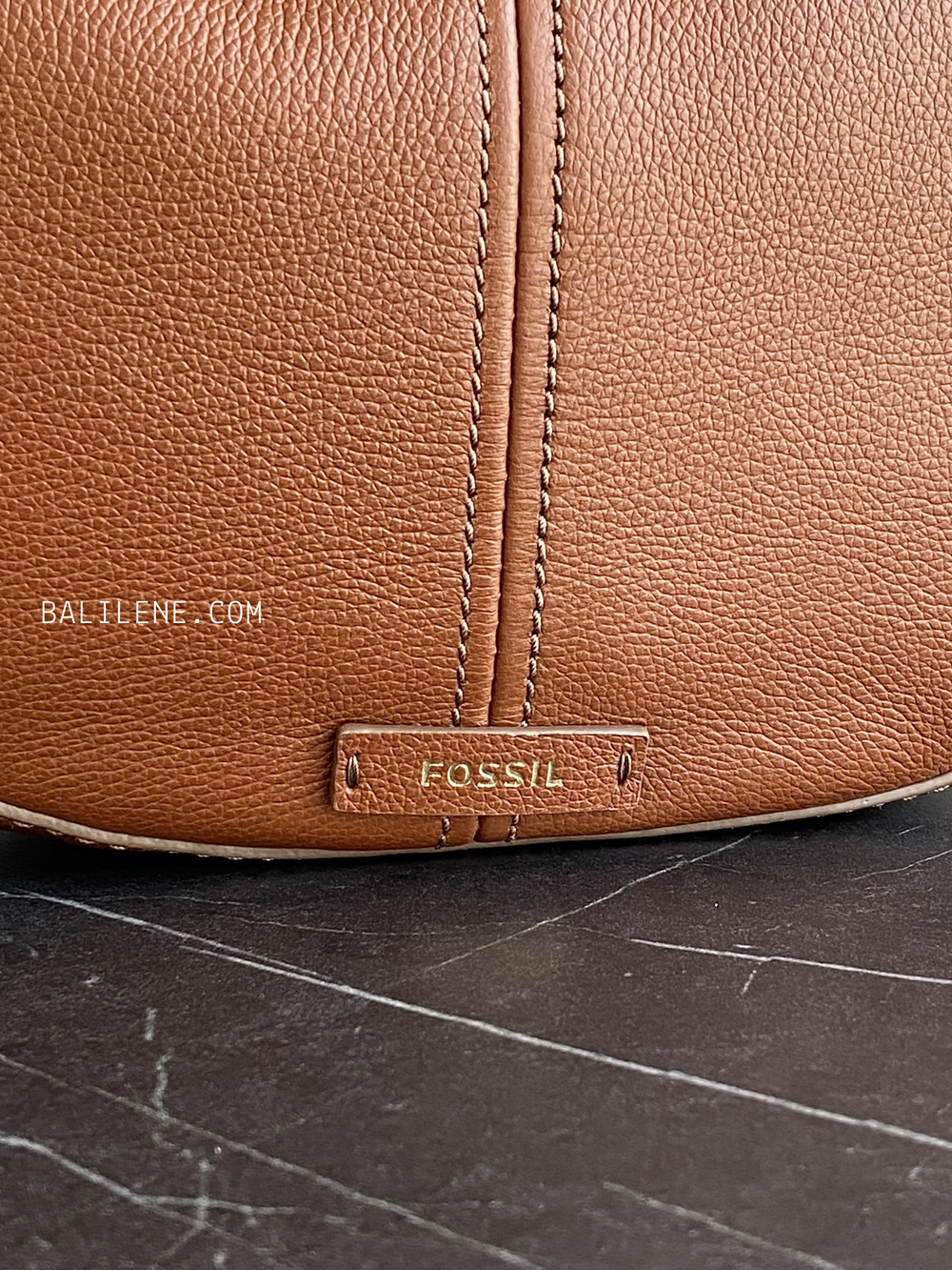 detail-depan-Fossil-Shae-Large-Hobo-Brown-balilene