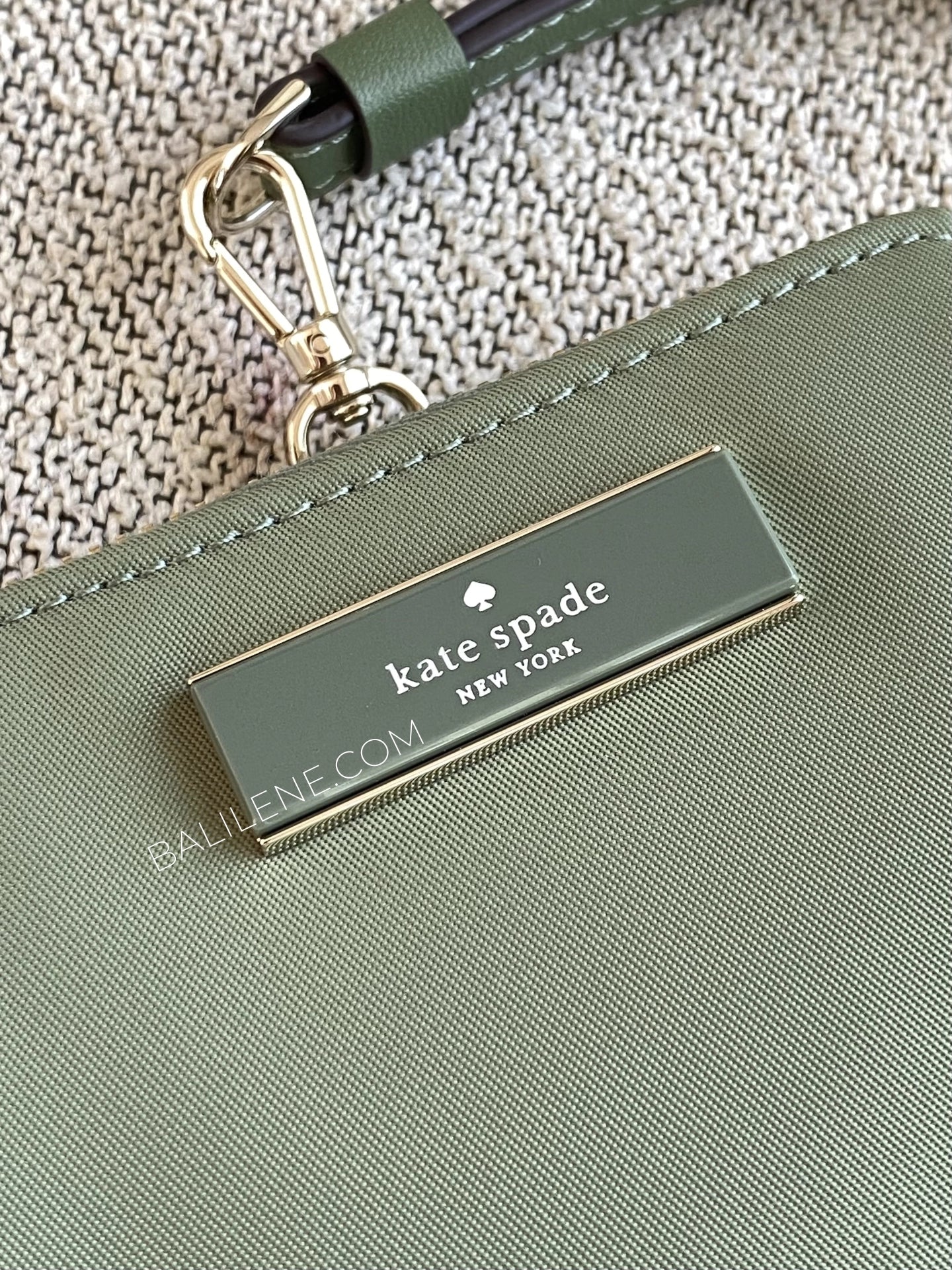 detail-depan-Kate-Spade-Carter-Nylon-Card-Case-Lanyard-Cedar-Stand-balilene