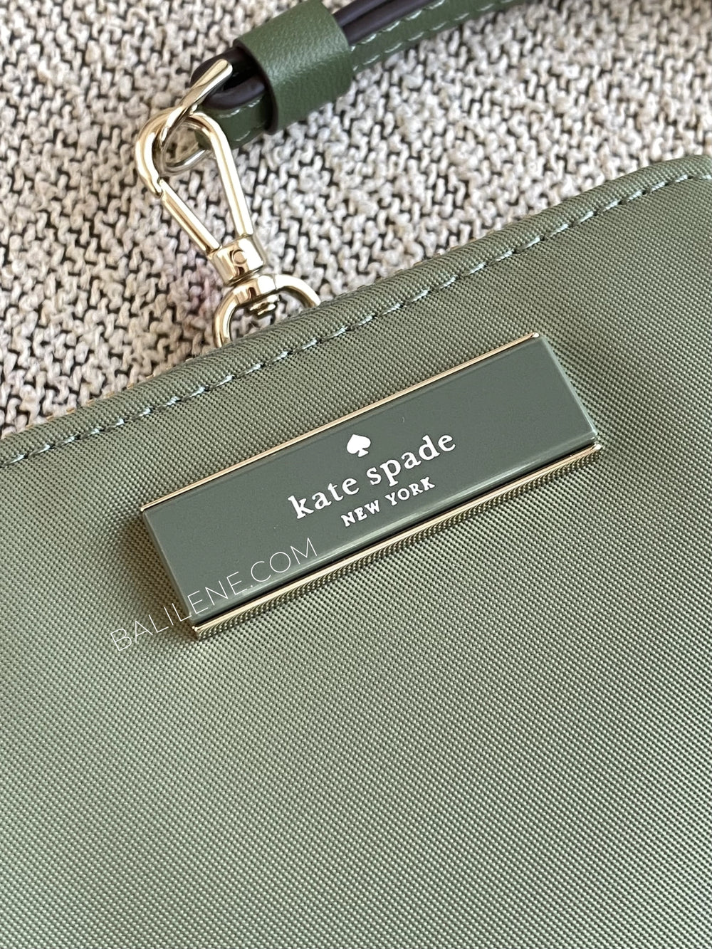 detail-depan-Kate-Spade-Carter-Nylon-Card-Case-Lanyard-Cedar-Stand-balilene