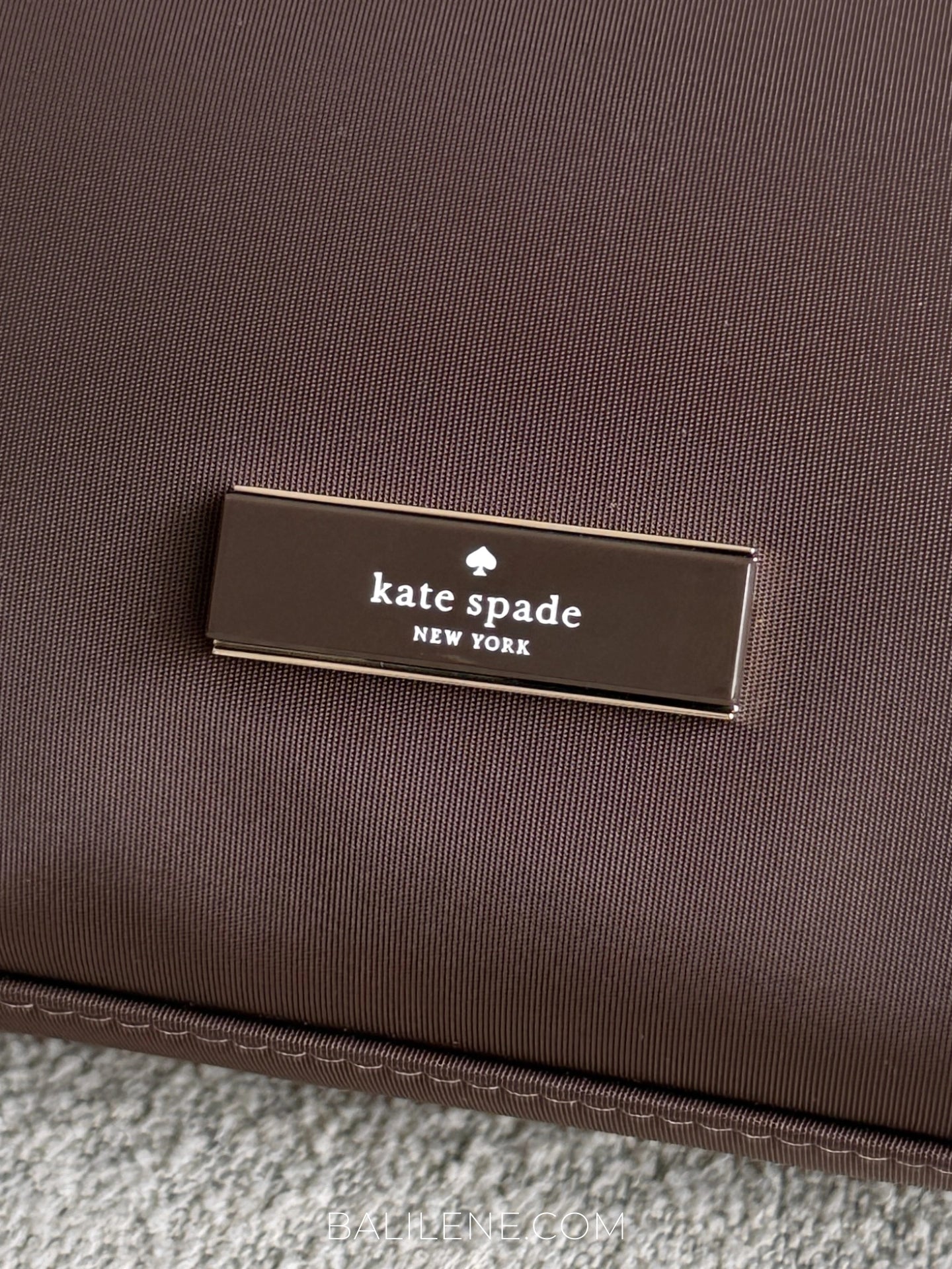 detail-depan-Kate-Spade-Carter-Nylon-Cosmetic-Pouch-Hot-Fudge-balilene