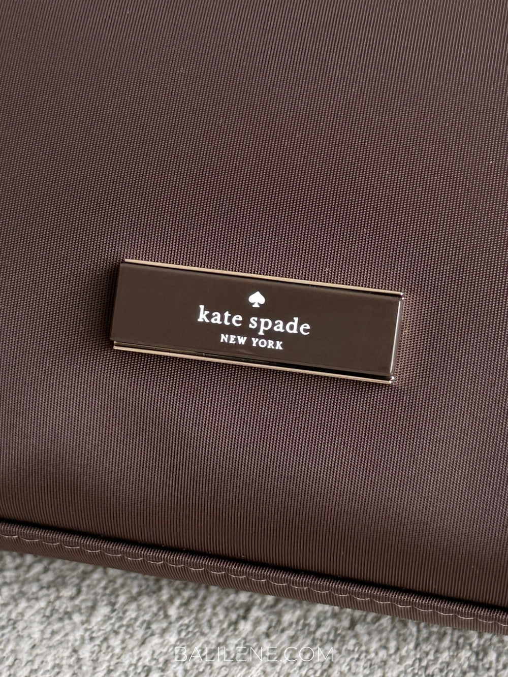 detail-depan-Kate-Spade-Carter-Nylon-Cosmetic-Pouch-Hot-Fudge-balilene