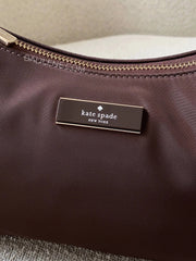 detail-depan-Kate-Spade-Carter-Nylon-Small-Shoulder-Bag-Hot-Fudge-balilene