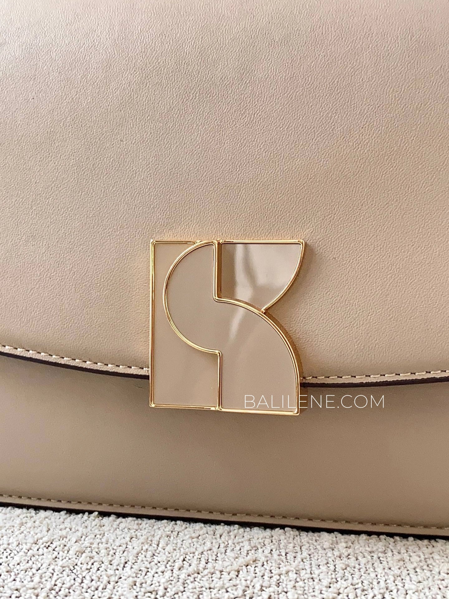 detail-depan-Kate-Spade-Dakota-Medium-Convertible-Shoulder-Bag-Timeless-Taupe-balilene