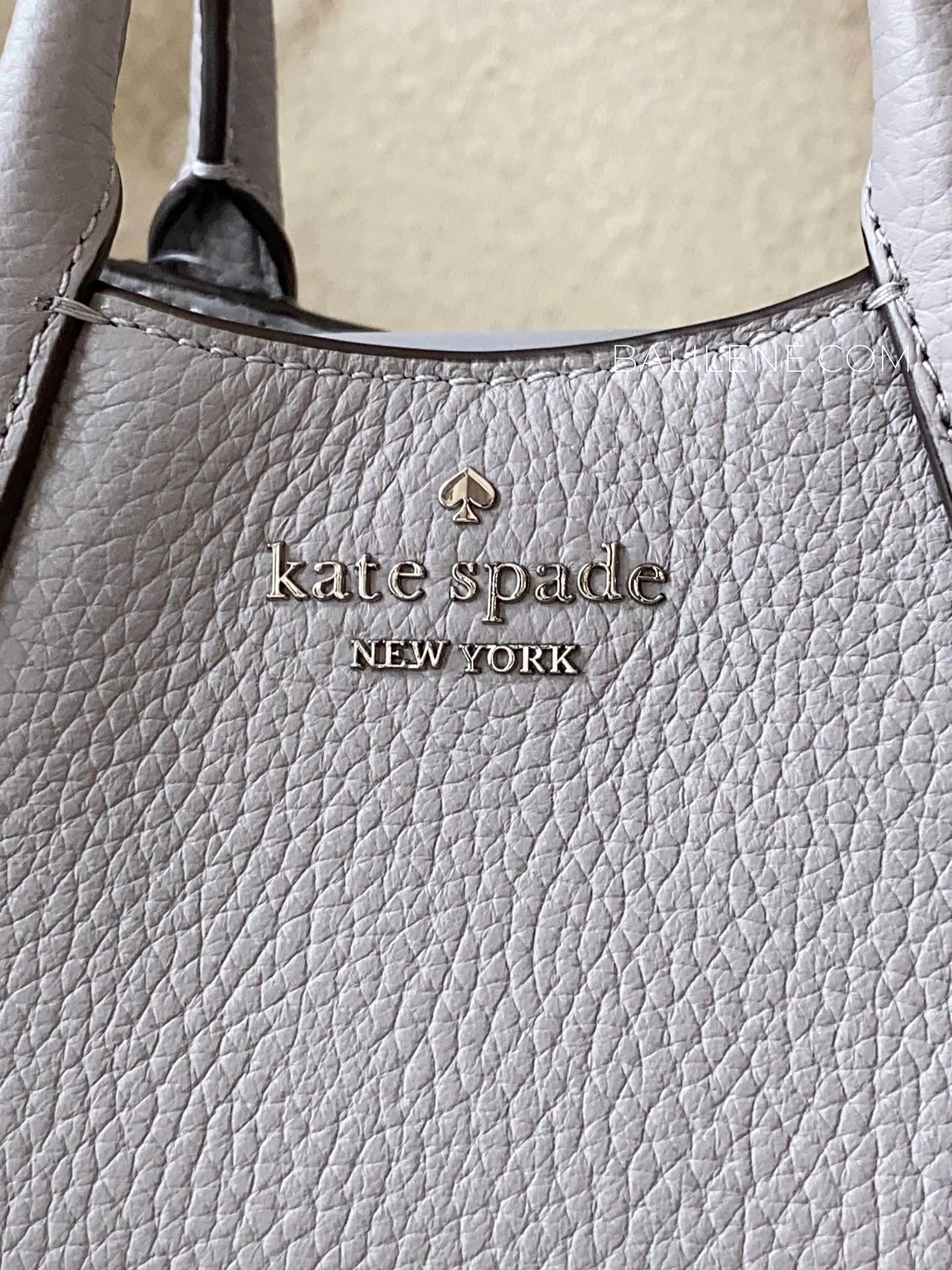 detail-depan-Kate-Spade-Dumpling-Pebbled-Leather-Mini-Triple-Compartment-Satchel-Grey-balilene