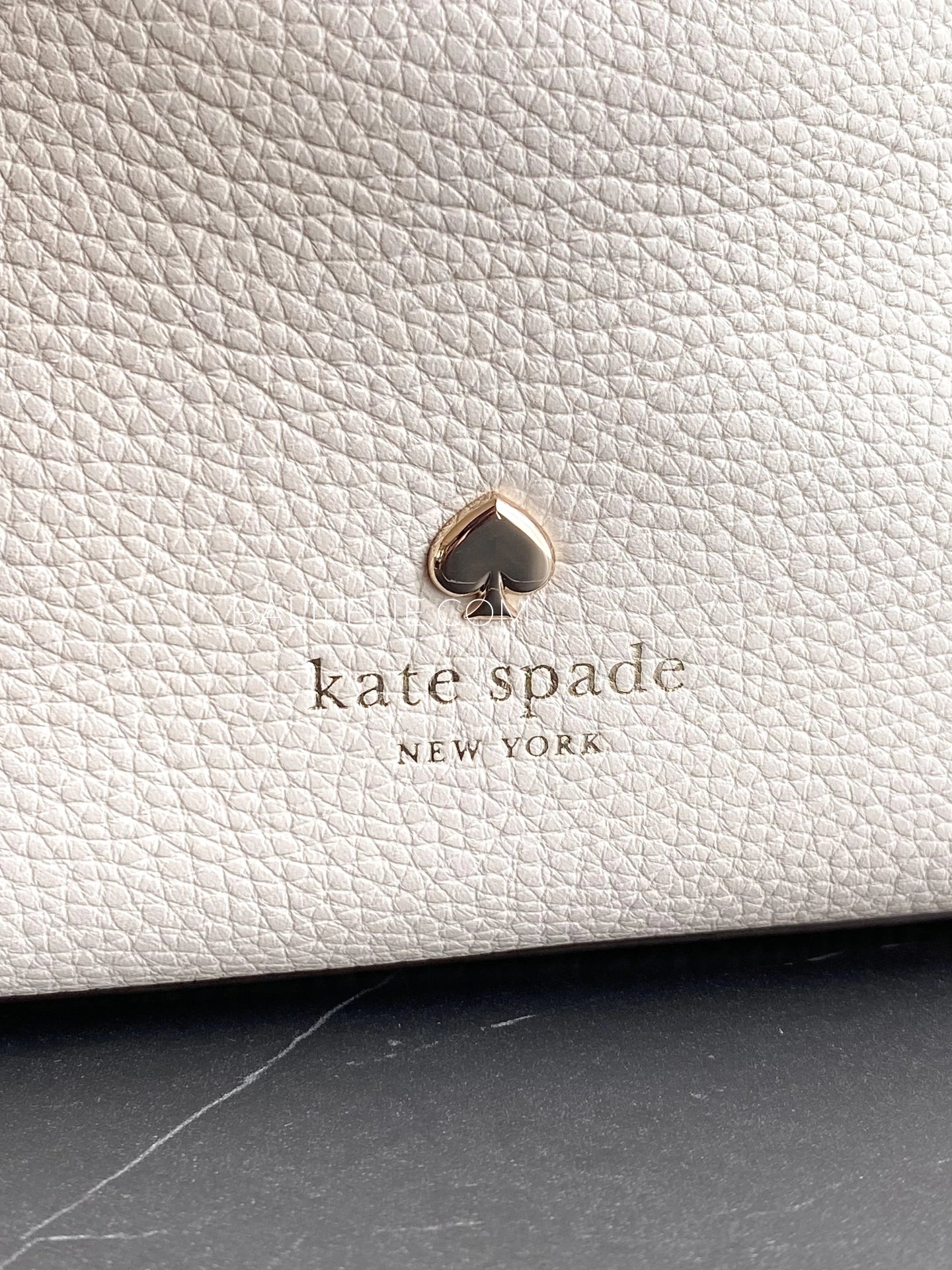 detail-depan-Kate-Spade-Emma-Small-Bucket-Bag-Parchment-balilene