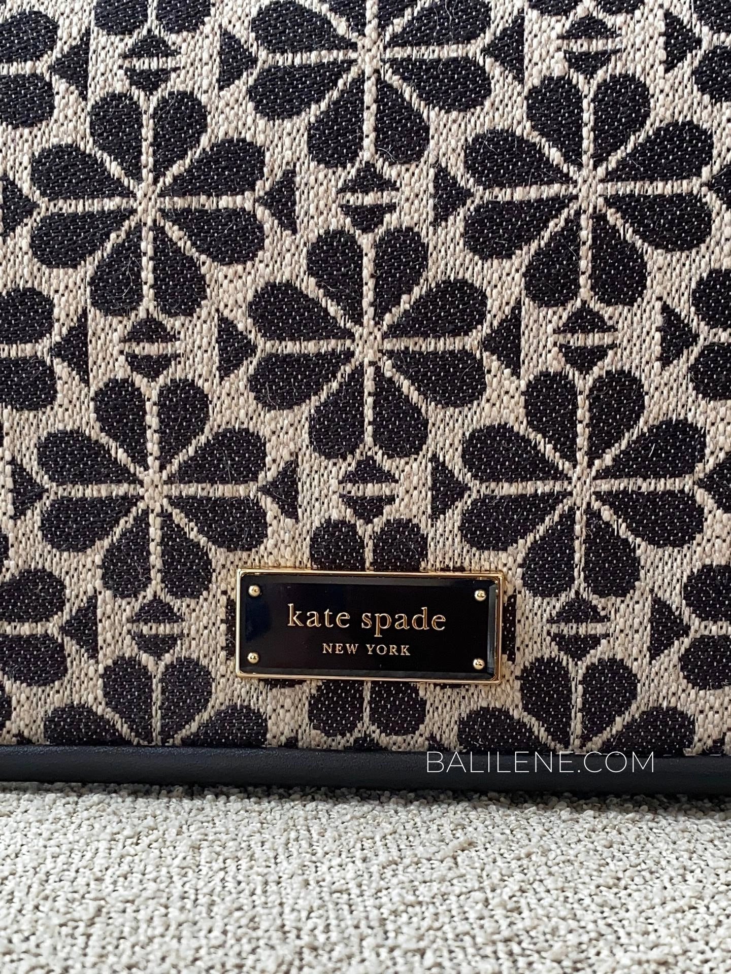 detail-depan-Kate-Spade-Flower-Jacquard-Small-Flap-Crossbody-Sand-Multi-balilene