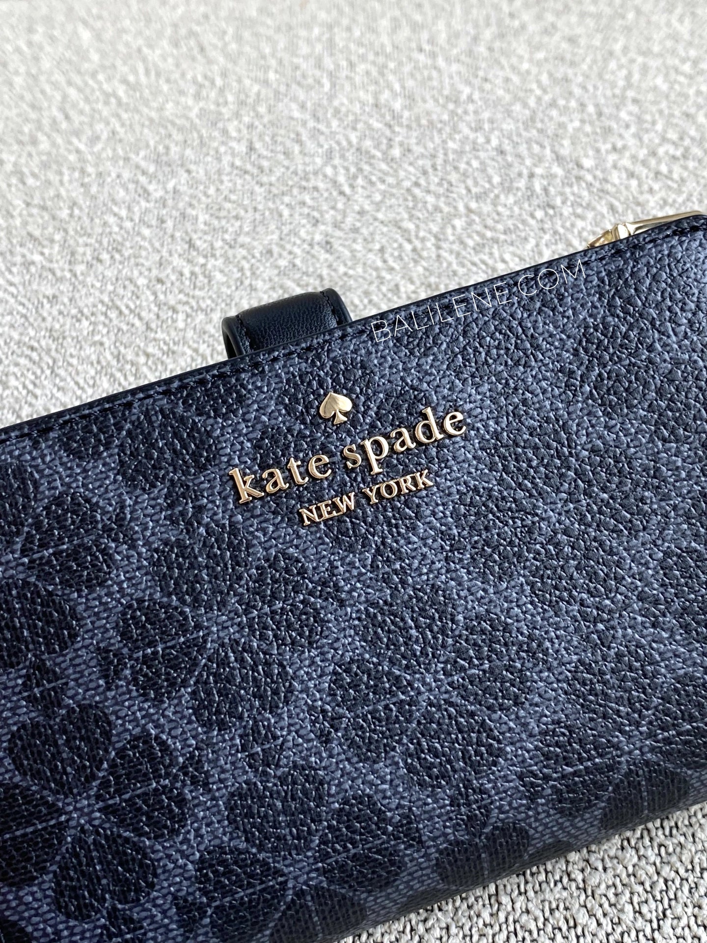 detail-depan-Kate-Spade-Flower-Medium-Compact-Bifold-Wallet-Black-balilene