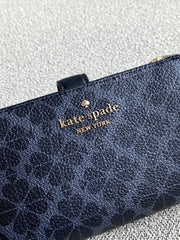 detail-depan-Kate-Spade-Flower-Medium-Compact-Bifold-Wallet-Black-balilene