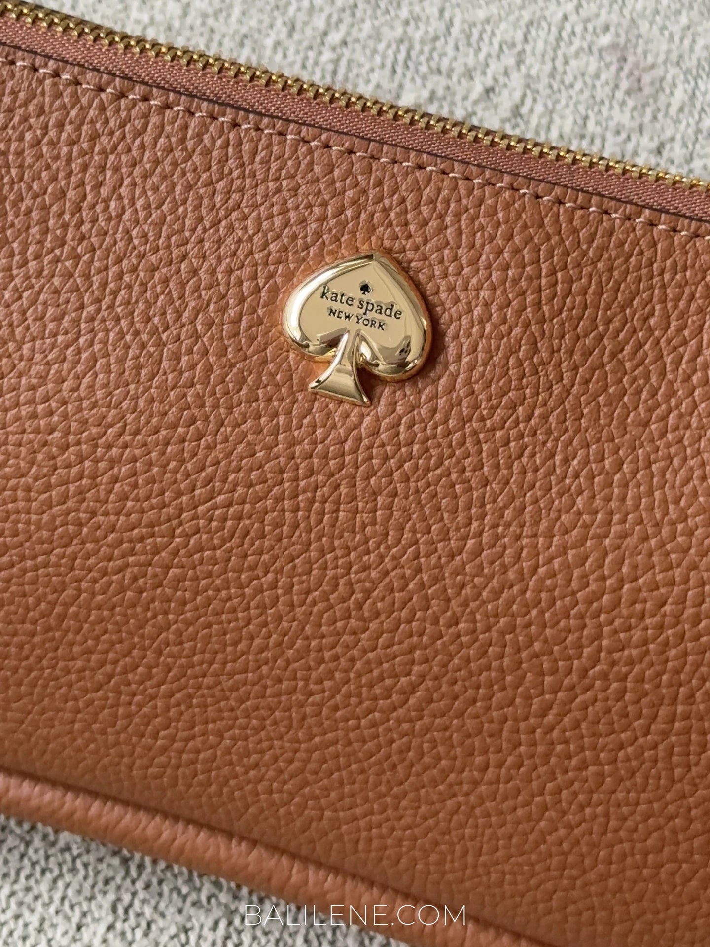 detail-depan-Kate-Spade-Kayla-Pebbled-Leather-Convertible-Wristlet-Brown-balilene