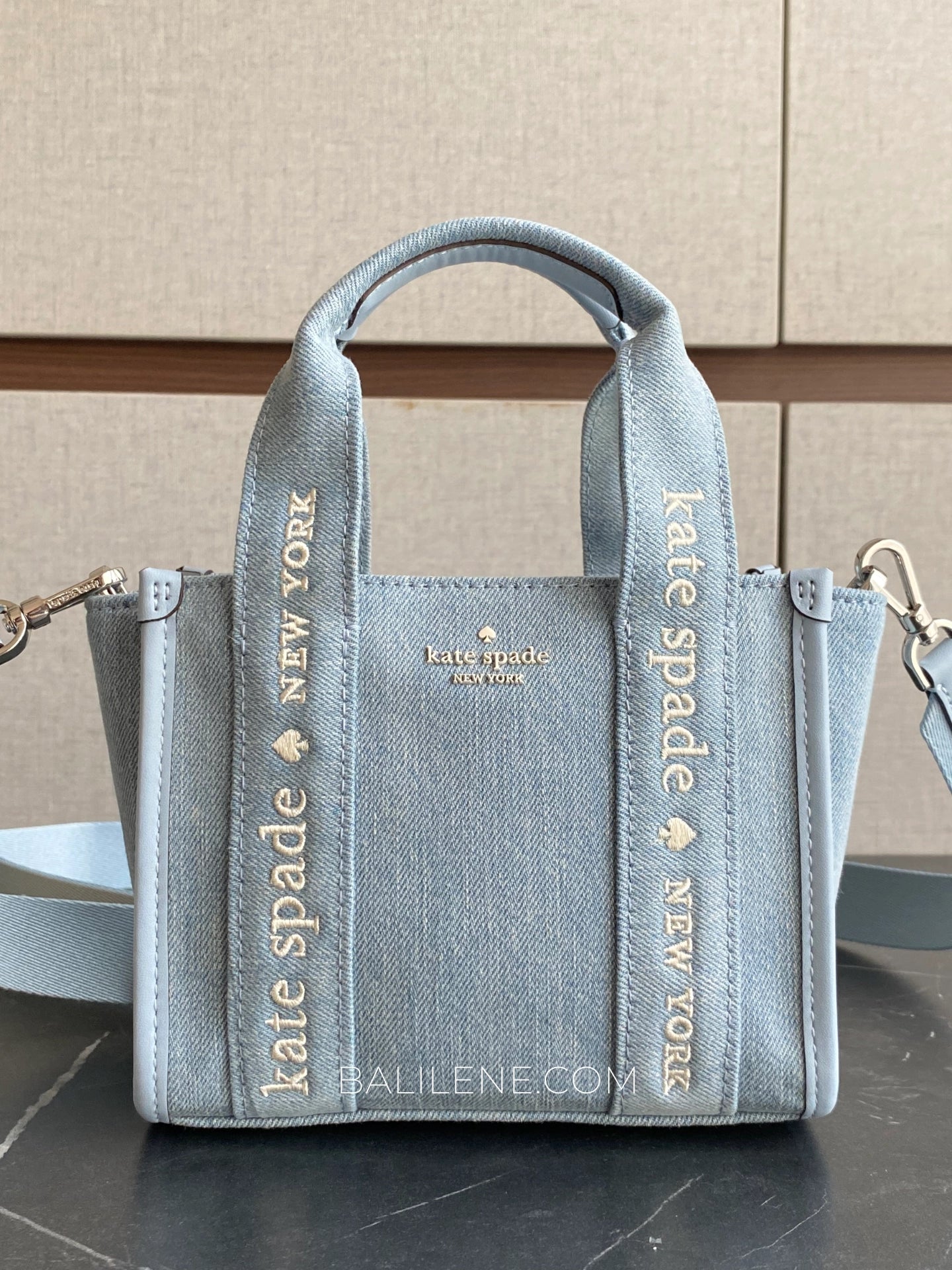 detail-depan-Kate-Spade-Kip-Denim-Mini-Tote-Blue-Multicolor-balilene