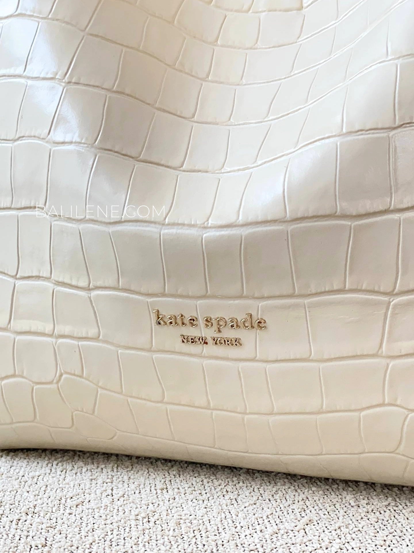 detail-depan-Kate-Spade-Knott-Croc-embossed-Medium-Crossbody-Tote-Halo-White-balilene