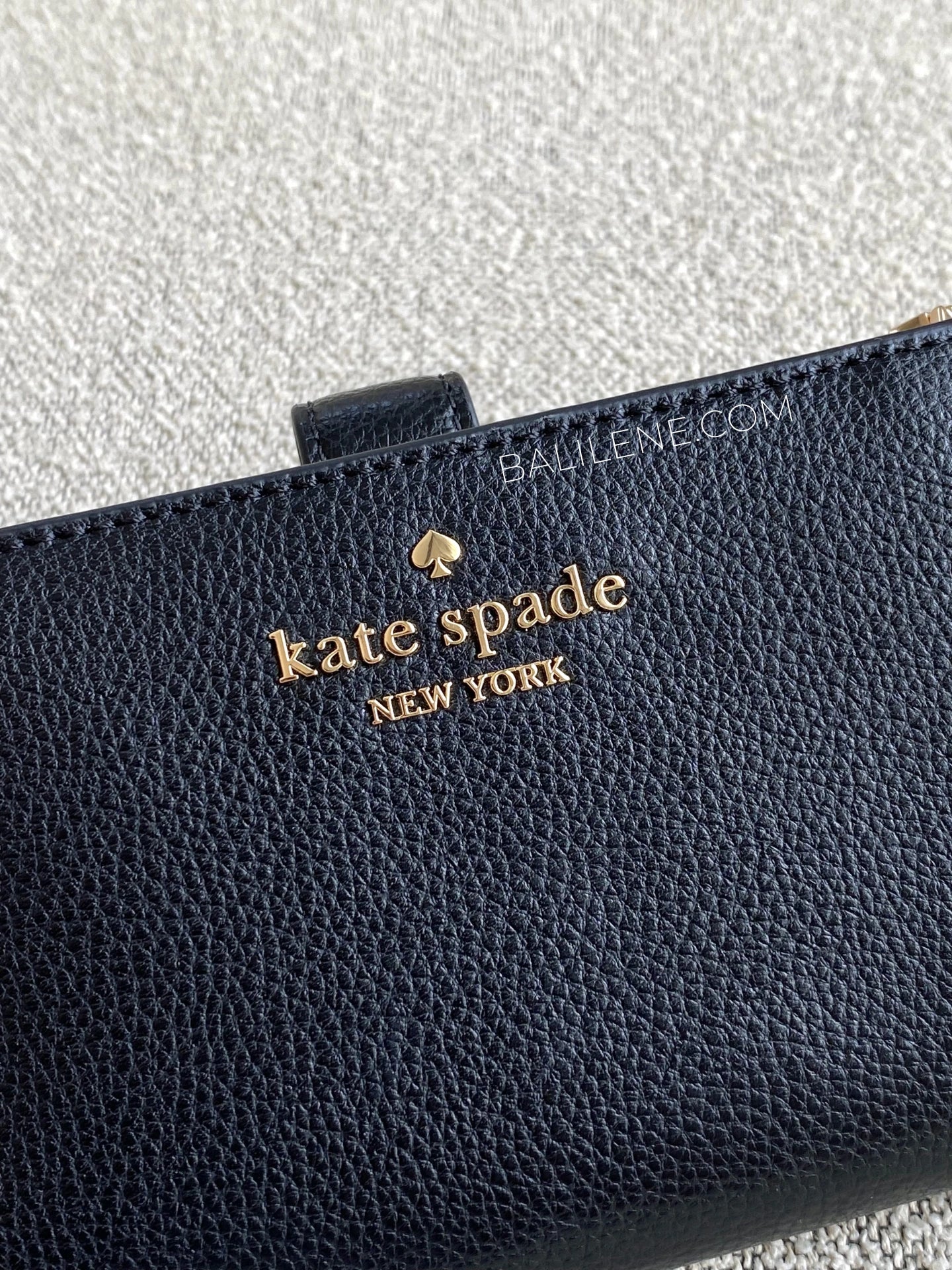 detail-depan-Kate-Spade-Medium-Bifold-Wallet-Black-balilene