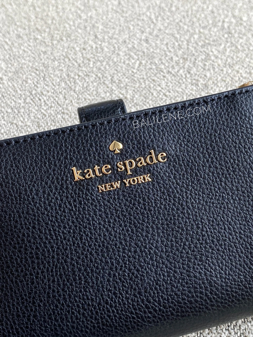 detail-depan-Kate-Spade-Medium-Bifold-Wallet-Black-balilene