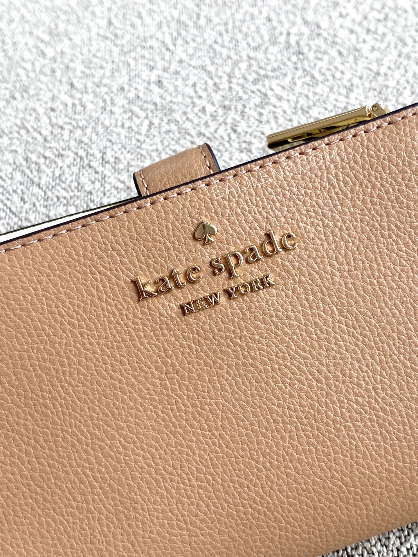 detail-depan-Kate-Spade-Medium-Bifold-Wallet-Tuscan-Brown-balilene