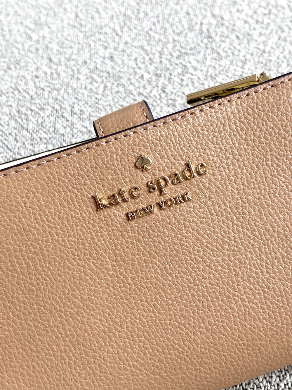 detail-depan-Kate-Spade-Medium-Bifold-Wallet-Tuscan-Brown-balilene