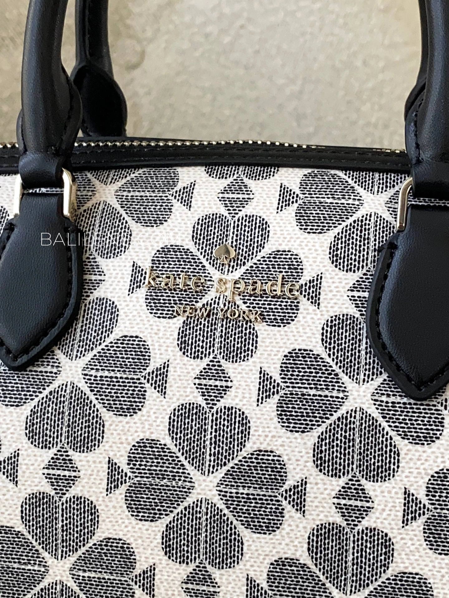 detail-depan-Kate-Spade-Signature-Spade-Flower-Duffle-Crossbody-Bag-Black-Multi-balilene