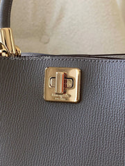 detail-depan-Kate-Spade-Spade-Phoebe-Small-Top-Handle-Bag-Hare-Grey-balilene