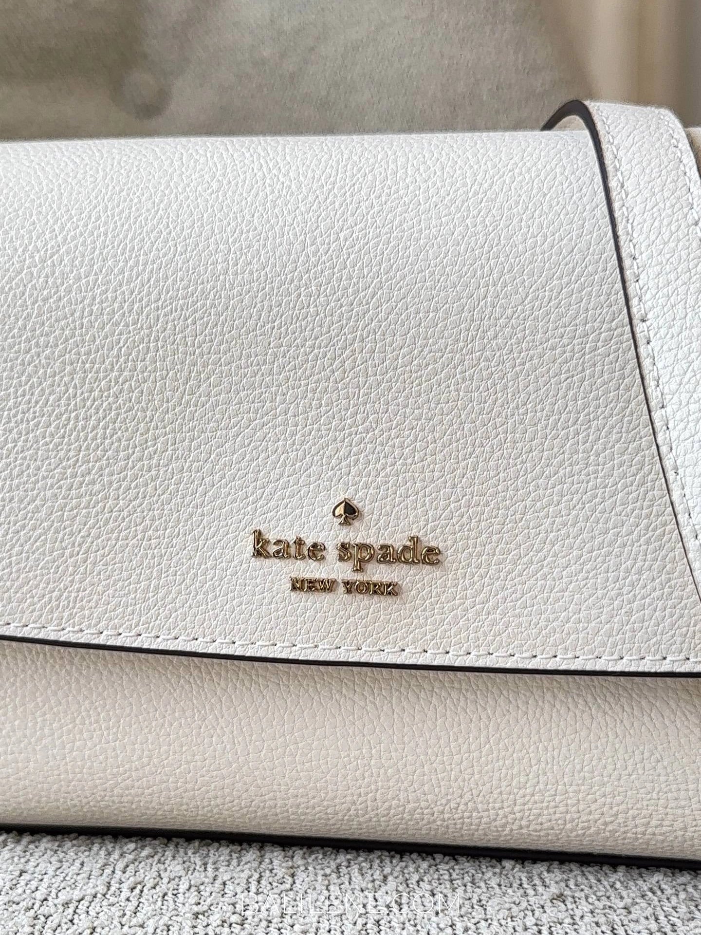 detail-depan-Kate-Spade-Sutton-Mini-Flap-Crossbody-Bag-Cashew-Milk-balilene