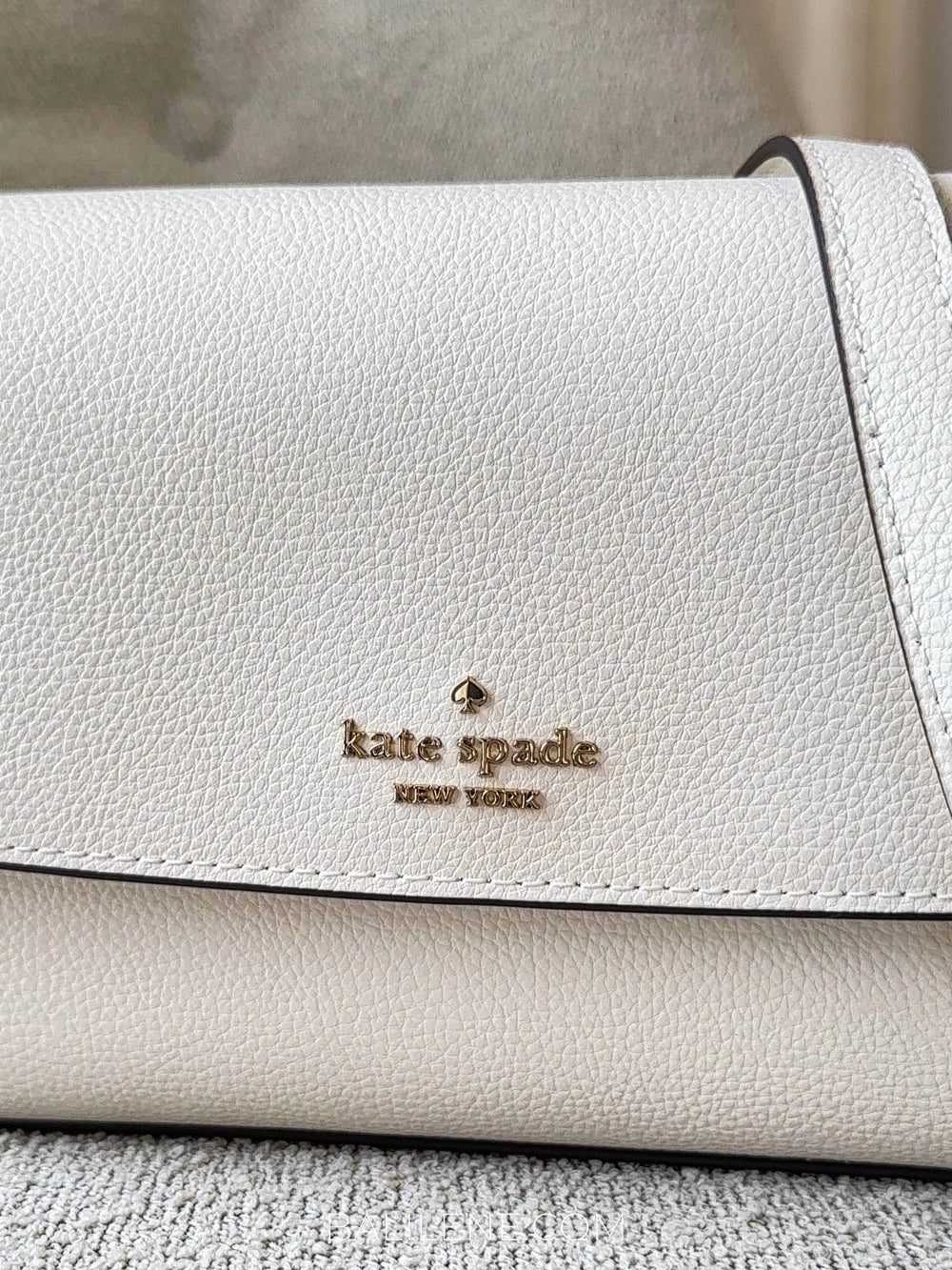 detail-depan-Kate-Spade-Sutton-Mini-Flap-Crossbody-Bag-Cashew-Milk-balilene