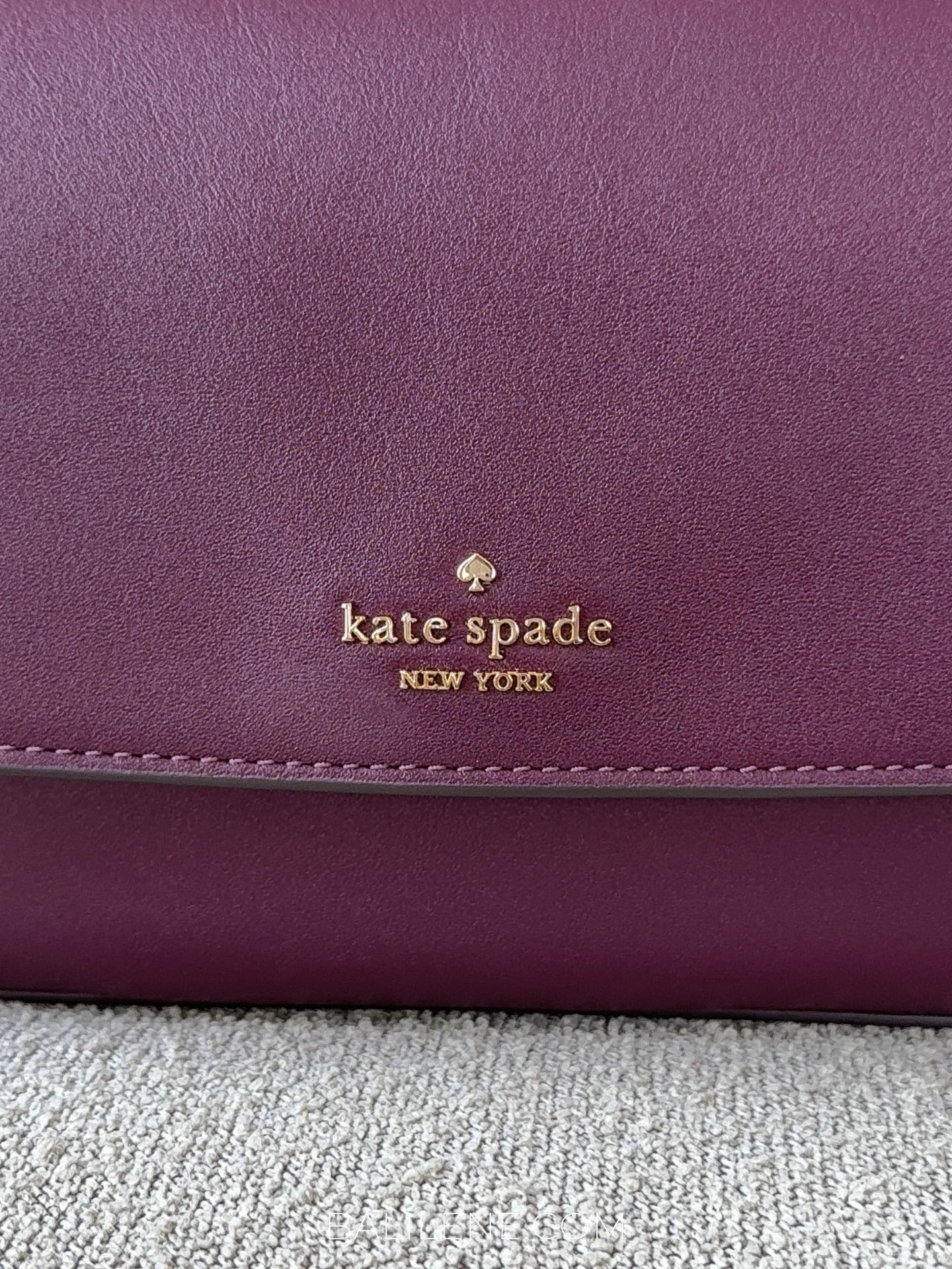 detail-depan-Kate-Spade-Sutton-Mini-Flap-Crossbody-Bag-Deep-Cherry-balilene
