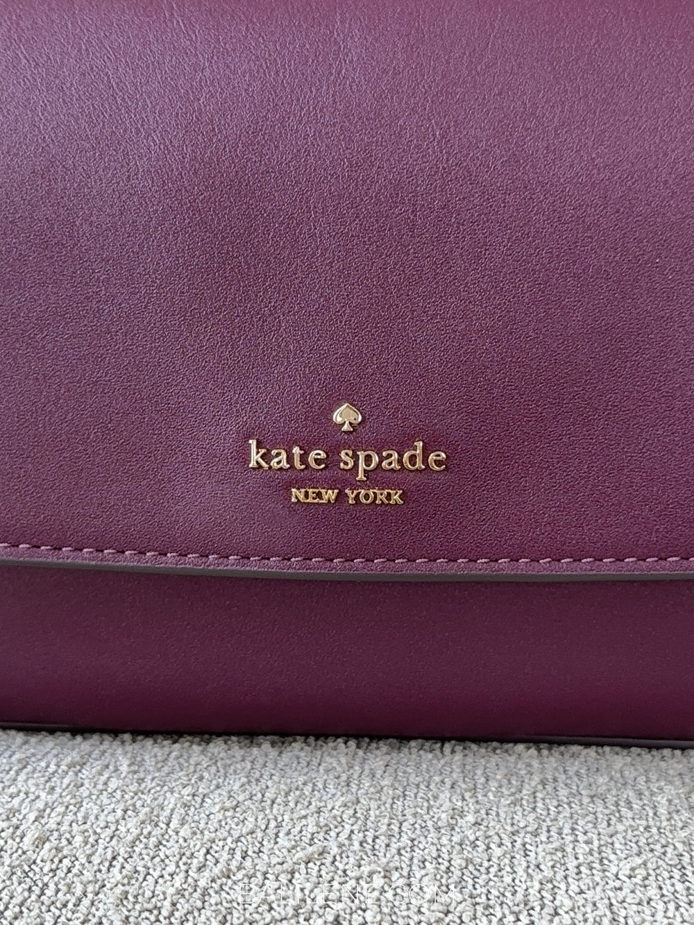 detail-depan-Kate-Spade-Sutton-Mini-Flap-Crossbody-Bag-Deep-Cherry-balilene