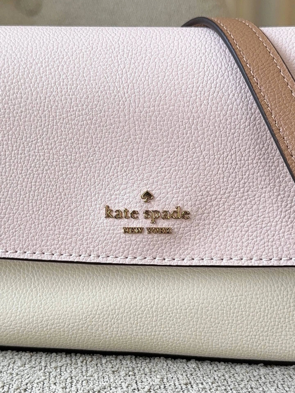 detail-depan-Kate-Spade-Sutton-Mini-Flap-Crossbody-Bag-Powdered-Sugar-Multi-balilene