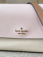 detail-depan-Kate-Spade-Sutton-Mini-Flap-Crossbody-Bag-Powdered-Sugar-Multi-balilene
