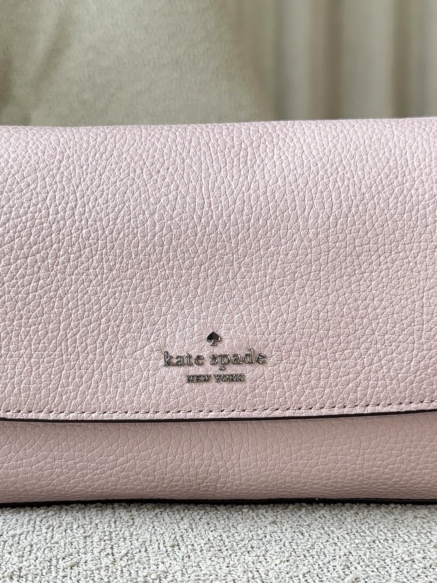 detail-depan-Kate-Spade-Sutton-Mini-Flap-Crossbody-Bag-Rose-Smoke-balilene
