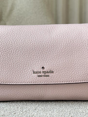 detail-depan-Kate-Spade-Sutton-Mini-Flap-Crossbody-Bag-Rose-Smoke-balilene