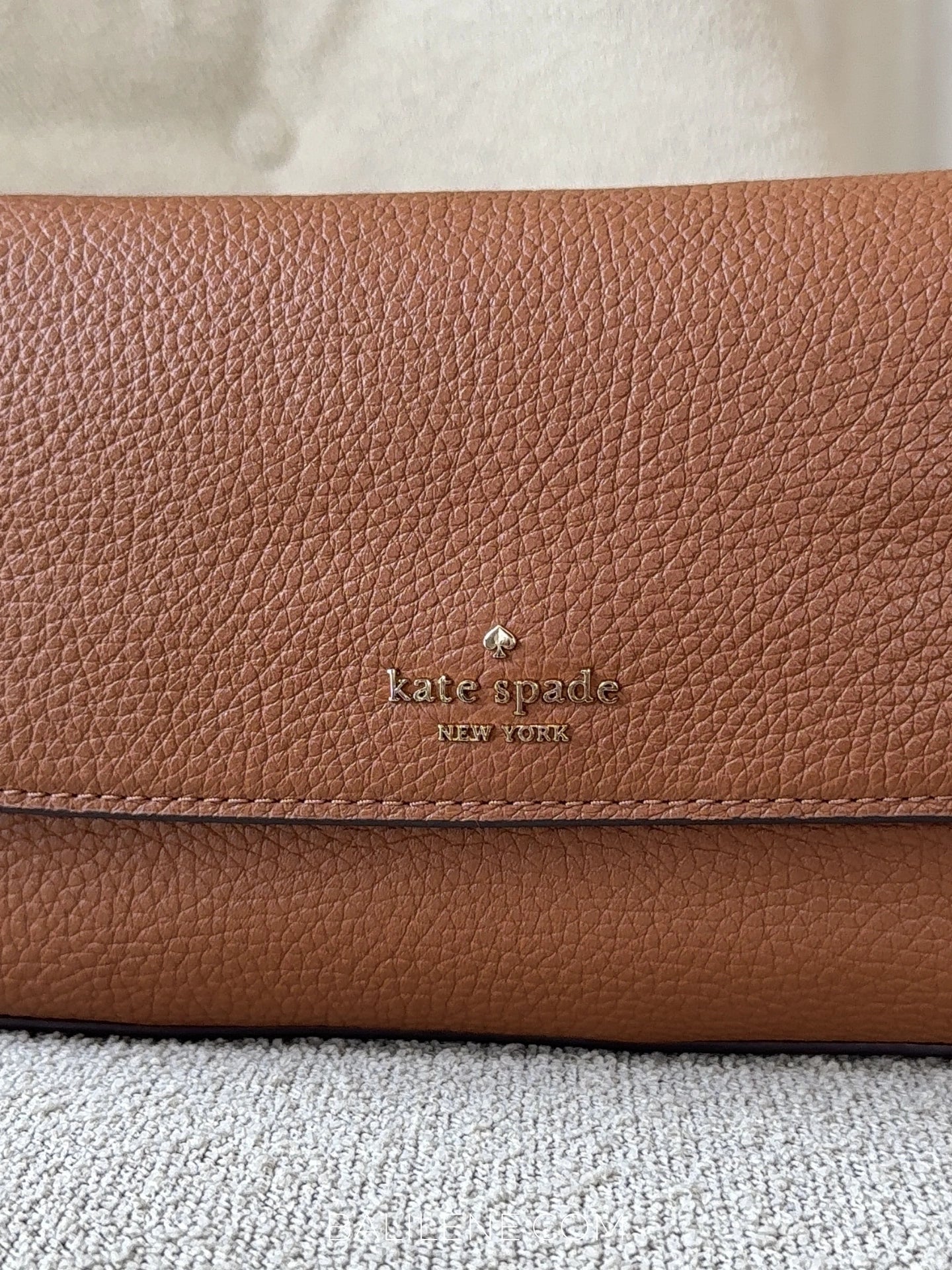 detail-depan-Kate-Spade-Sutton-Mini-Flap-Crossbody-Bag-Warm-Gingerbread-balilene