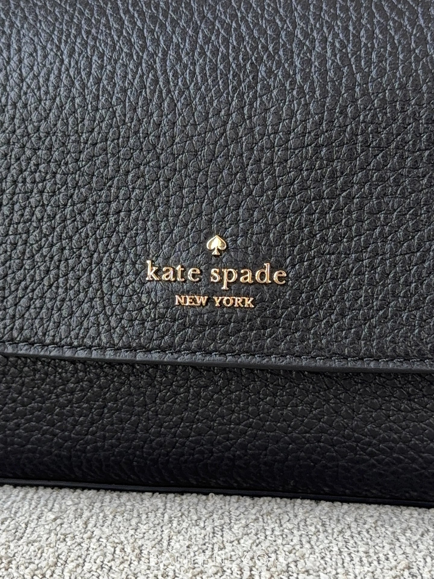 detail-depan-Kate-Spade-Sutton-Mini-Flap-Crossbody-Black-balilene