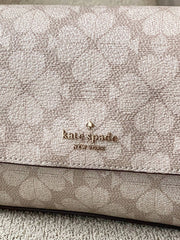 detail-depan-Kate-Spade-Sutton-Spade-Flower-Mini-Flap-Crossbody-Dark-Beige-Moon-Dust-balilene