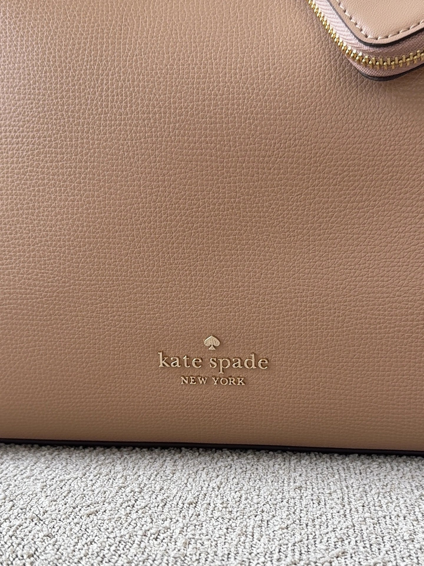 detail-depan-Kate-Spade-Tessa-Tote-Bag-With-Charm-Dried-Cloves-balilene