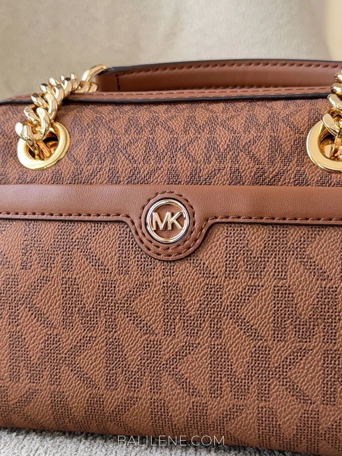 detail-depan-Michael-Kors-Blaire-Extra-Small-Logo-Duffle-Crossbody-Bag-Luggage-balilene