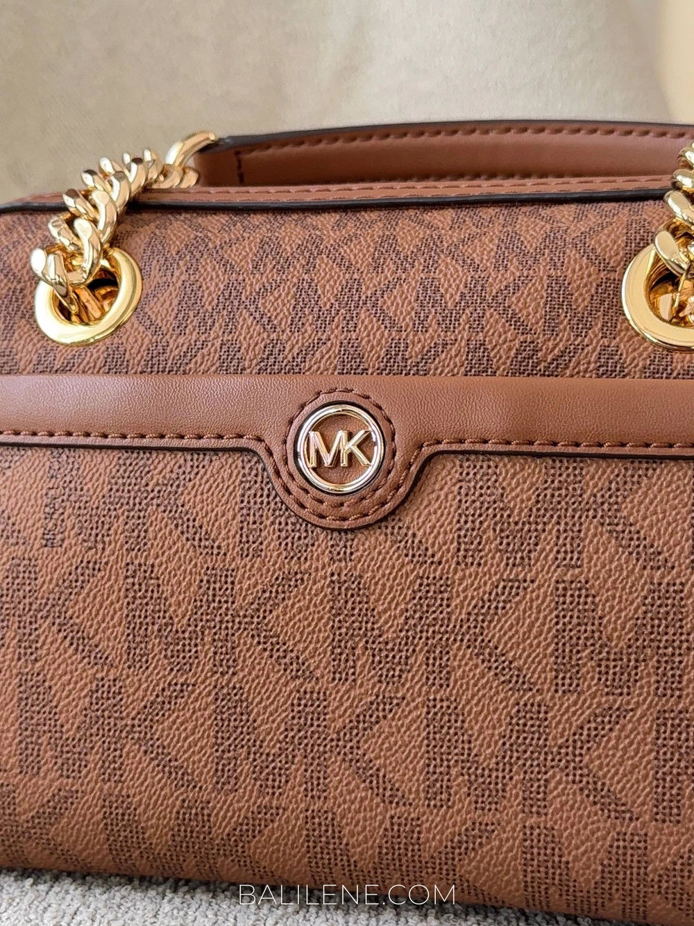 detail-depan-Michael-Kors-Blaire-Extra-Small-Logo-Duffle-Crossbody-Bag-Luggage-balilene