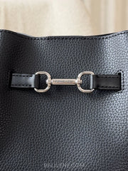 detail-depan-Michael-Kors-Carson-Medium-Pebbled-Leather-Convertible-Bucket-Crossbody-Bag-Black-balilene
