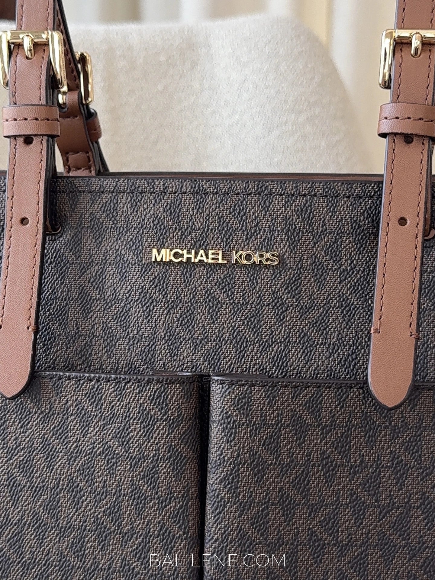 detail-depan-Michael-Kors-Jet-Set-Medium-Logo-Pocket-Tote-Bag-Brown-balilene