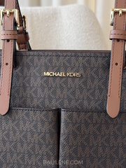 detail-depan-Michael-Kors-Jet-Set-Medium-Logo-Pocket-Tote-Bag-Brown-balilene